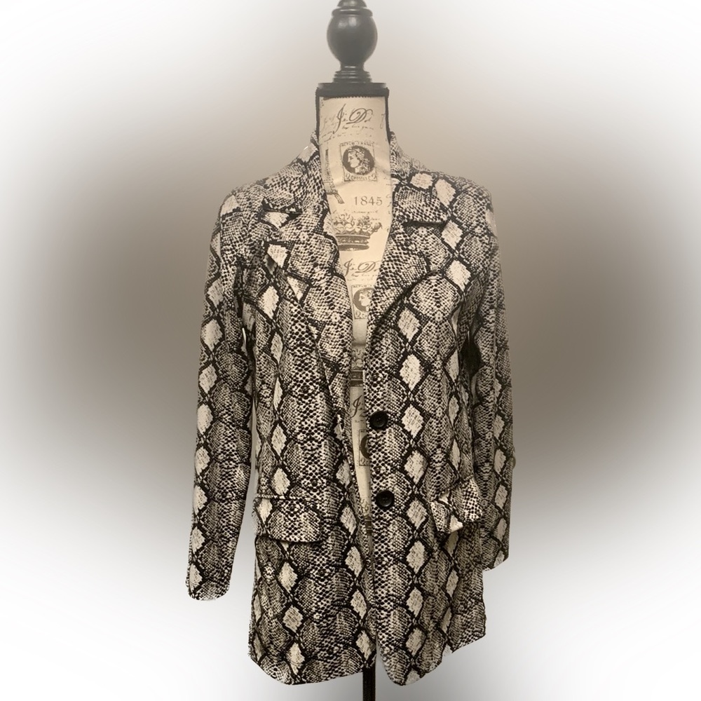 🐍 Get Sssstylish with the Veronica M Snakeskin Print Blazer in Size Small! 🐍 - Picture 14 of 16